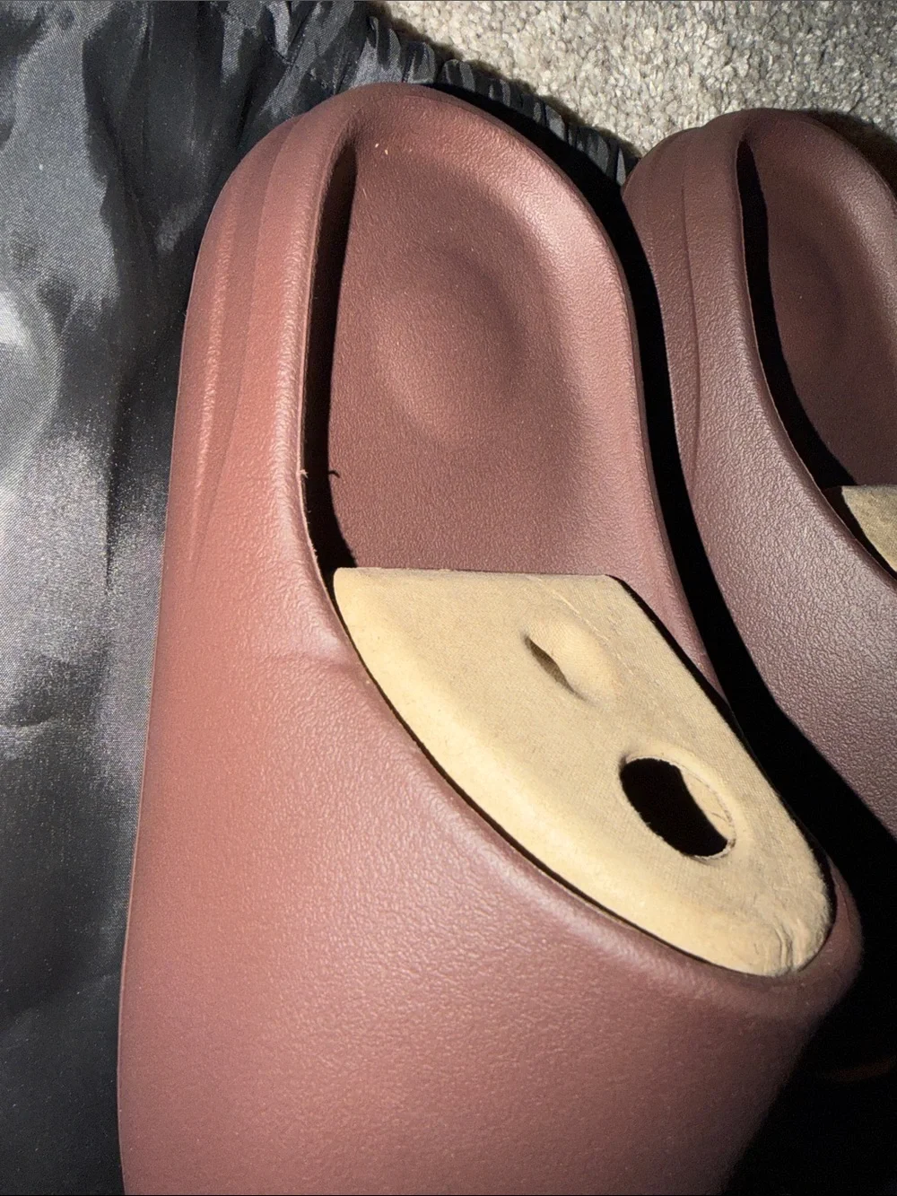 foam-slide aesthetic similar to Yeezy slides brand YS-01‎